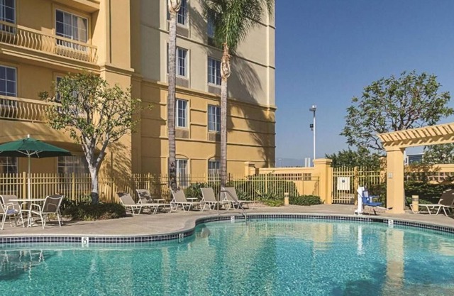 Vacation Day Is Always A Great Idea! Pet-friendly Unit. Close to Victoria Garden