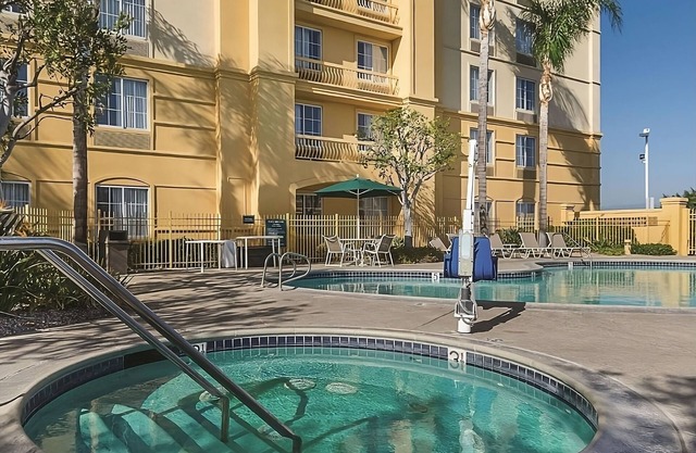 Vacation Day Is Always A Great Idea! 3 Relaxing Units Near Ontario Town Square