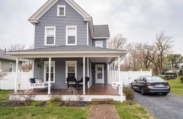 Vacation & feel at home in this renovated 1880 farmhouse