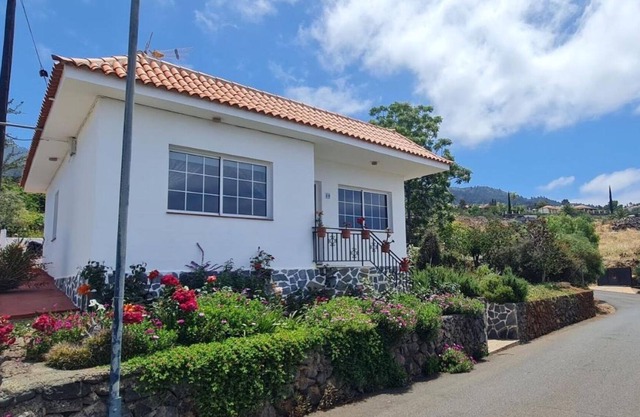 Vacation Home "Casa Lulú" with Mountain View, Garden & Wi-Fi