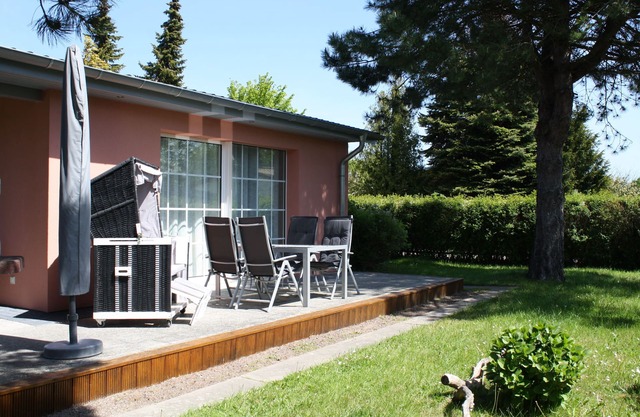 Vacation home close to the beach for 2 to 3 people on a large plot, quiet location.