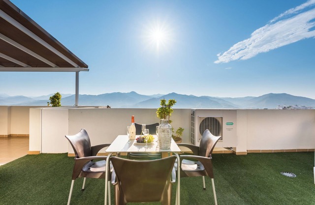 Vacation Home "Mirador Del Guadalhorce" with Lake View, 2 Private Terraces & Wi-Fi