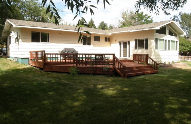 Vacation home on the Missouri River, 3 bdrm, 2 bath sleeps 10,