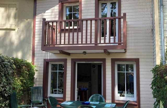 Vacation home with swimming pool in the heart of the pine forest near the golf course.