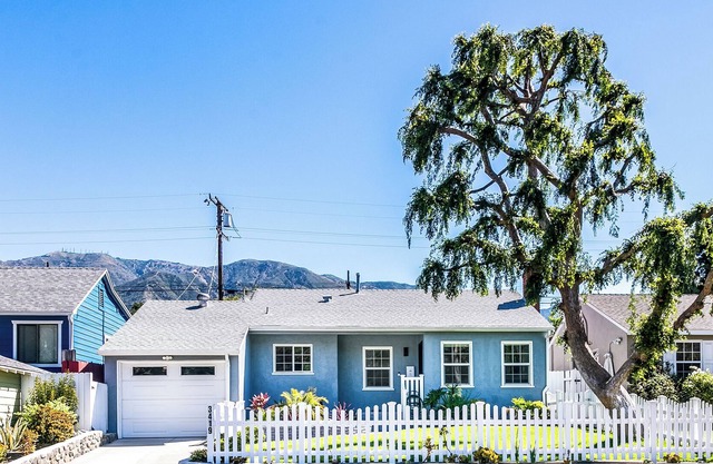 Vacation in style! Modern 3bd/2 bath centrally located private home.