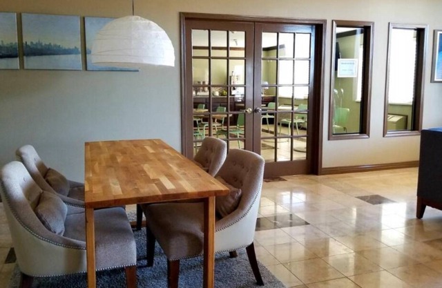 Vacation is Calling! Free Parking, Free Breakfast, Near Red Hawk Golf Course