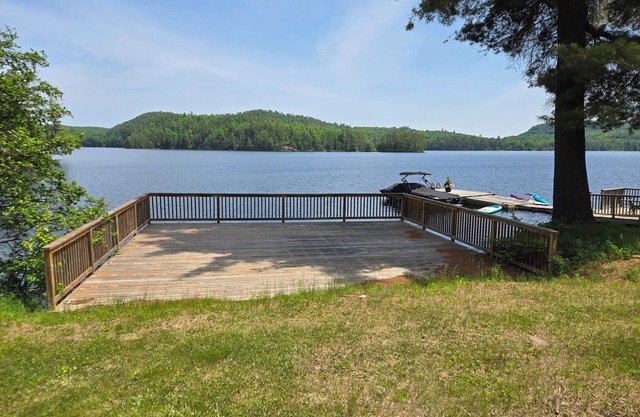 Vacation on beautiful Haliburton Lake!