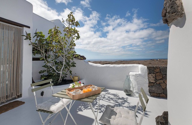 Vacation Studio 'Apartamento Pitaya' with Sea View, Wi-Fi and Air Conditioning