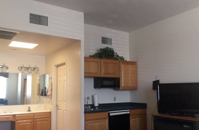 Vacation Studio Rental Close to Golf Courses and Outdoor Activities