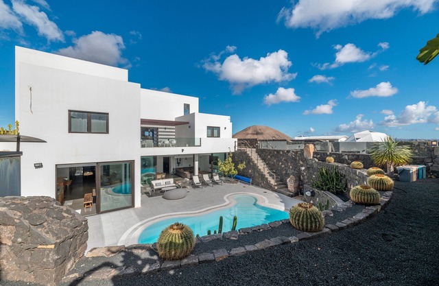 Vacation Villa 'Tinguaton' with Mountain View, Wi-Fi and Air Conditioning