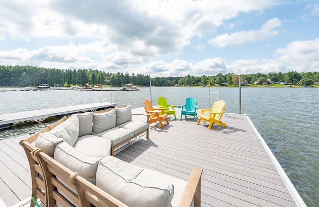 Vacationer's Dream: Lakefront, Private Dock, Hot Tub, Fire Pit!