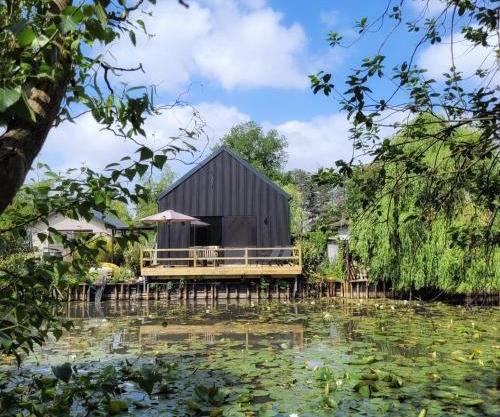 Vakantiewoning aan het water, vissen, wandelen en genieten in de natuur