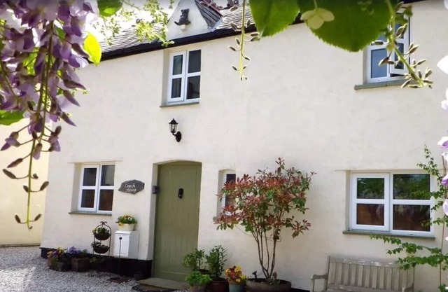 Vale View Cottages-The Coach House. Log Burner, Garden, Near beach & town, Pets