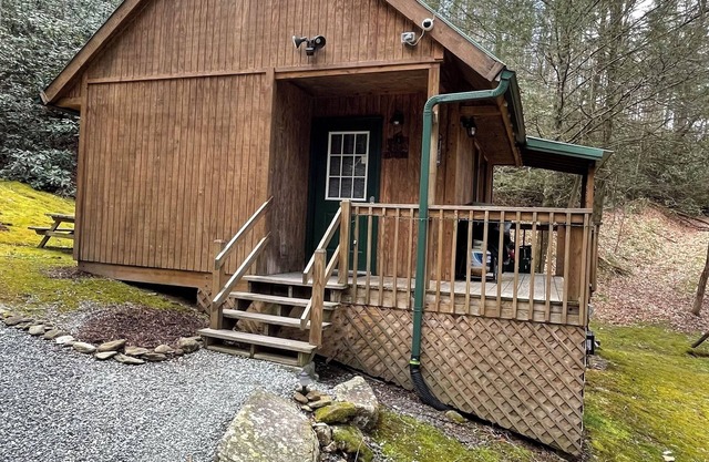 Valle Crucis Farm Cabin Rental offers hiking, fishing, sledding on property.