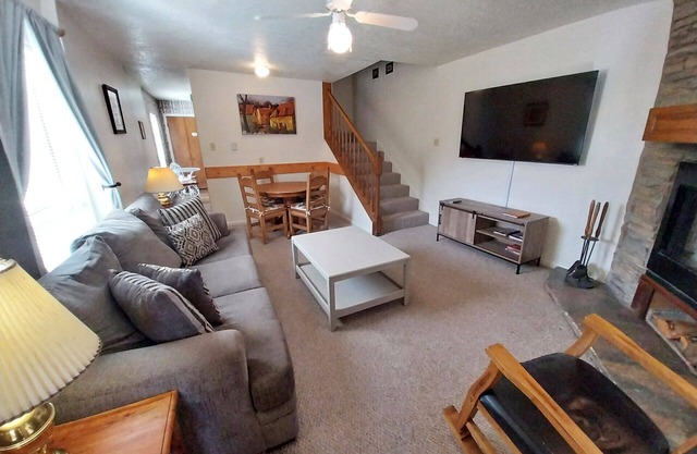 Valley Condo 101 - Creekside - End Unit - Wi-Fi - Hot Tub - Fireplace - Washer/D