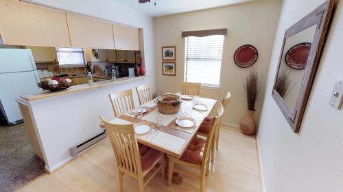 Valley Condo 126 - Creekside - WiFi - Hot Tub - Fireplace - Washer - Dryer - Playground