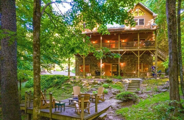 Valley Creek Retreat/Fireplace/Hot Tub/Creekside/Fire Pit/Arcade- Sleeps 8