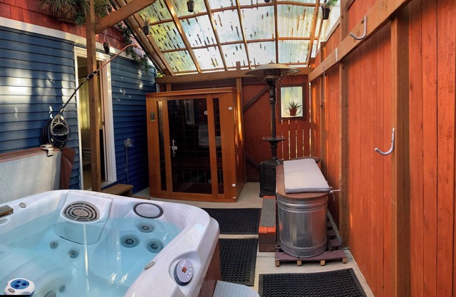 Vancouver Oasis w/hot tub, sauna, & cold plunge.