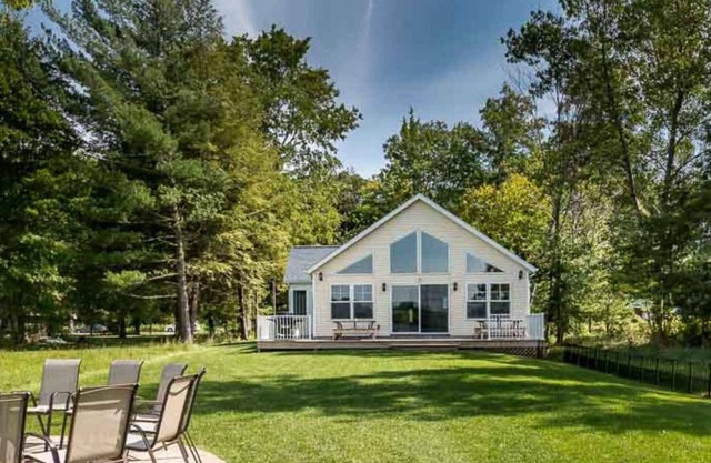 Vast Open Floor Home with Fire Pit on the Lake