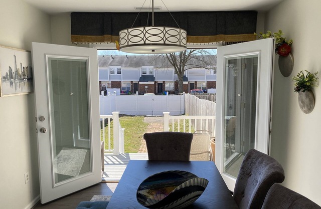 VCU Fenced Pet Friendly Keyless King Suite + 2 Queen Bedrooms