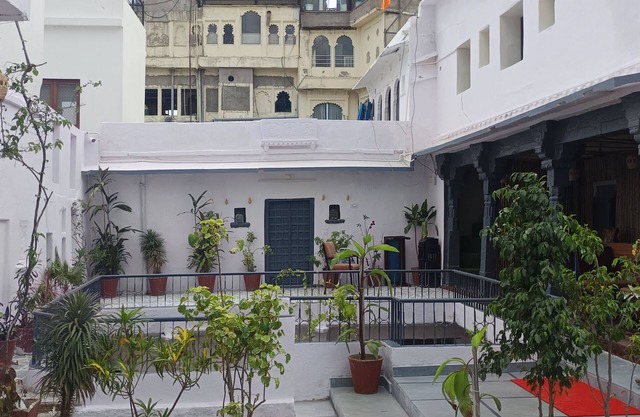 Veda Heritage -350 yrs old Heritage Haveli, yoga Courtyard & Lake View Rooftop