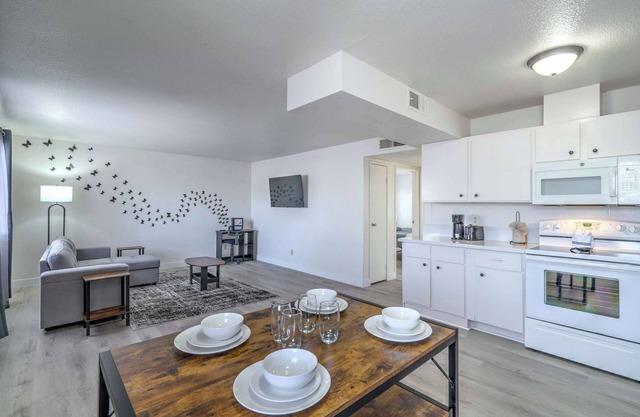 Vegas Getaway Near Strip! Sleeps 6!
