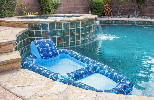 Vegas Oasis, 15 mins to Strip, Sleeps 6-8, BBQ Grille & Firepit, Salt-Pool