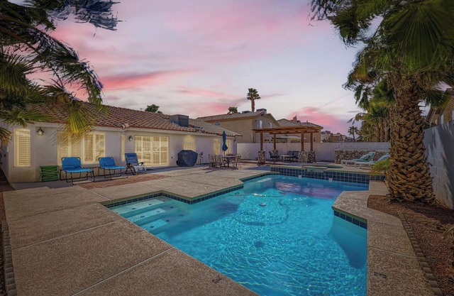 Vegas Oasis! Relax in Your Private Family Home w/Pool & Spa! Sleeps up to 6!