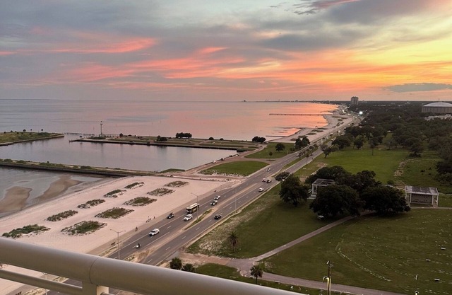 Vegas on the Gulf! Enjoy the sunset from the 16th floor balcony.