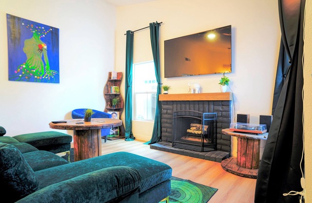 Vegas Vibes Hideaway, a charming 1-bedroom house
