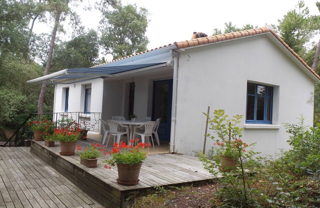 VENDEE HOUSE NEAR OCEAN IN THE HEART OF THE FOREST BETWEEN SEA AND MARAIS