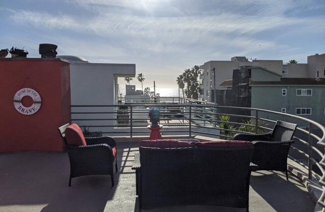 Venice Beach's FINEST 1877SF 2BD 2BA & 2 CAR ATTACHED ENCLOSED PRIVATE GARAGE!n
