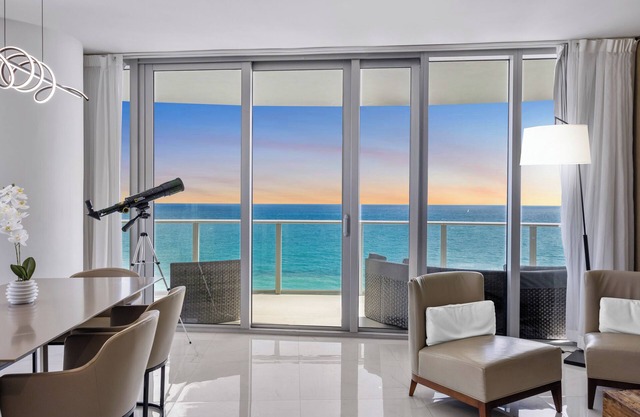 Ventur Beachfront Luxe Condo - Lyfe Beach Resort