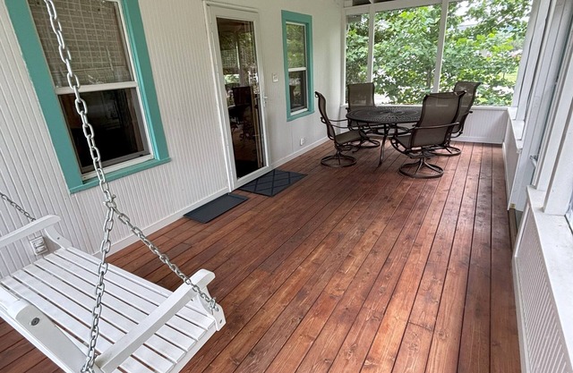 Veranda House Decorah - King Bed, Sauna, sleeps 6