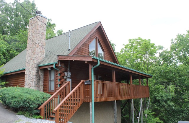 Very Cozy 2 BR Cabin with extra bed in Loft! Hot Tub, Pool Table! Seasonal Pool