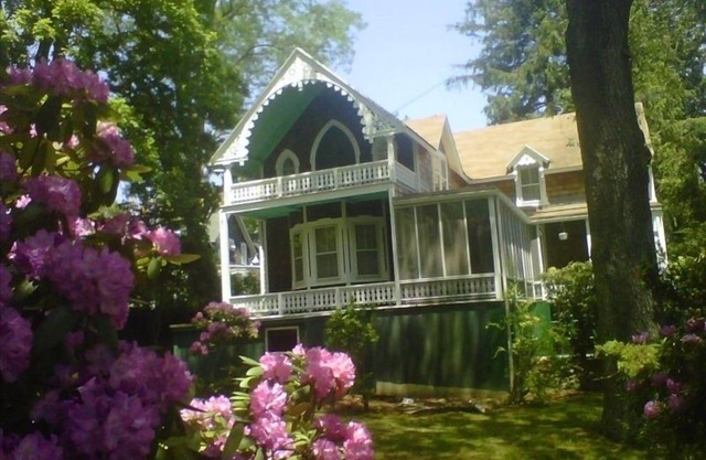 Very Large, Comfortable, Victorian 4 Bedroom House + Beach Club