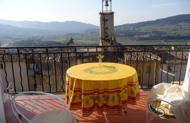 Very nice duplex apartment, terrace and panoramic view in a medieval village