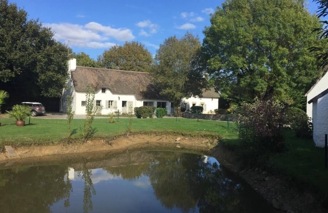 Very nice typical thatched cottage with 4 bedrooms and a dormitory 9 km from La Baule