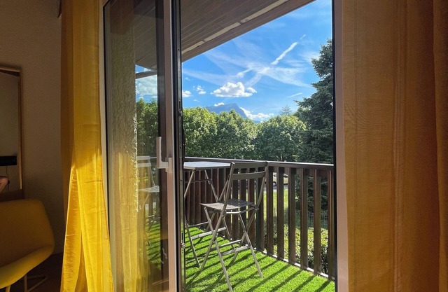 Very pleasant house with outdoor area, well located at Embrun lake