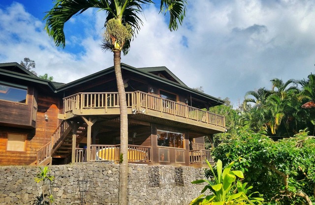 VERY PRIVATE, expansive ocean VIEWS, close to BEST BEACH
