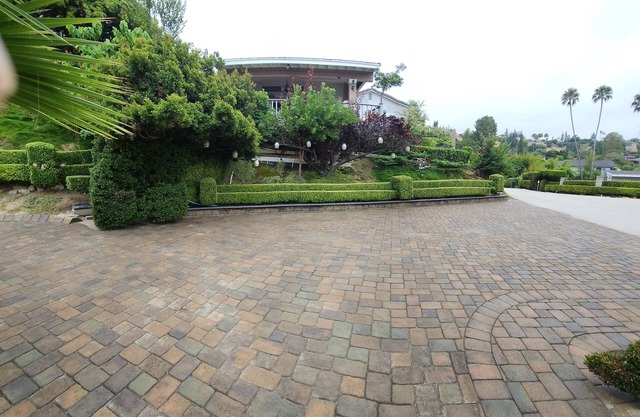 Very private vacation home with view of the hills,