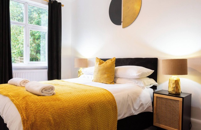 Very spacious 4-bedroom house close to city centre. Sleeps up to 9!