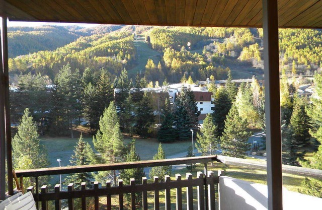 Very well renovated apartment on the 4th floor (asc), large picture window facing south.