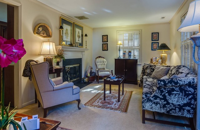 Veteran Owned Guest Home, Walk to Downtown, 6th Generation Locals, Love Pets!