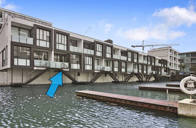 Viaduct Harbour Waterside Apartment with Heat Pump