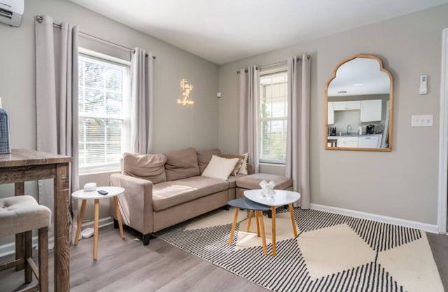 Vibrant 1 bed APT near Downtown Cola!