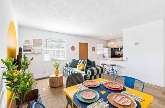 Vibrant 2BR Getaway - Côte d’Azur Near Riverwalk