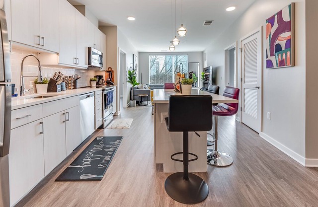VIBRANT 2BR HOME , FREE PARKING ALEXANDRIA