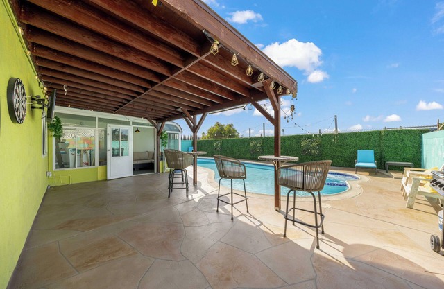 Vibrant 5BR/2BA Ranch Home w/Poo & Hot Tub l King Bed 2000 Sqft -Disneyland!