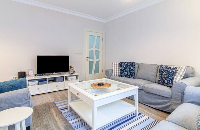 Vibrant and Central Flat with Balcony in Maltepe